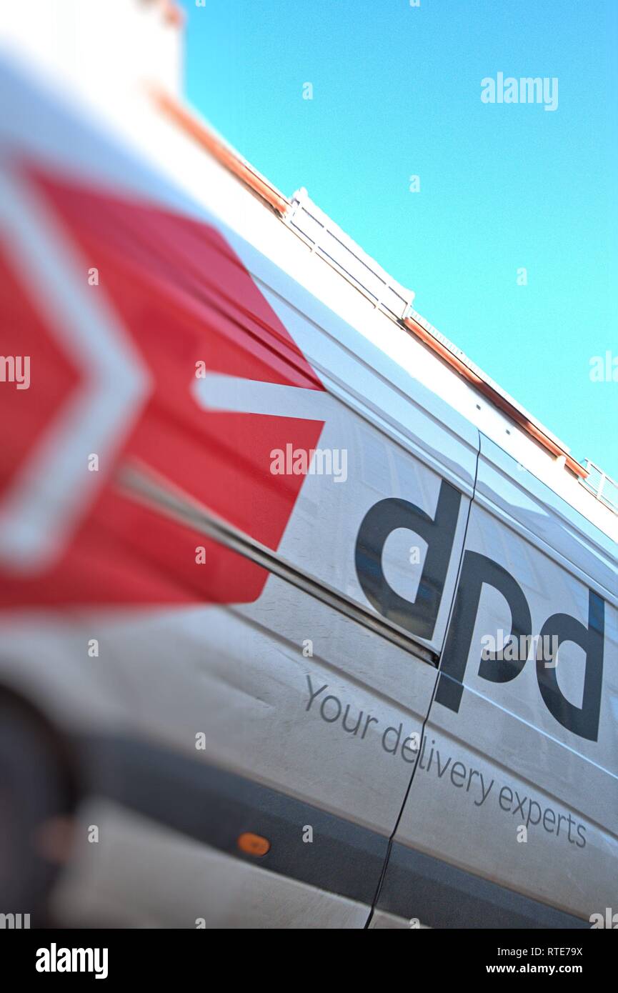 Schleswig, Deutschland. Feb 25, 2019. Détail d'un véhicule de livraison DPD blanc avec logo noir et rouge mentions légales. Image symbolique pour le service colis. Attention ! Pour un usage éditorial uniquement ! --- Attention ! Seulement pour un usage éditorial ! Utilisation dans le monde entier | Credit : dpa/Alamy Live News Banque D'Images