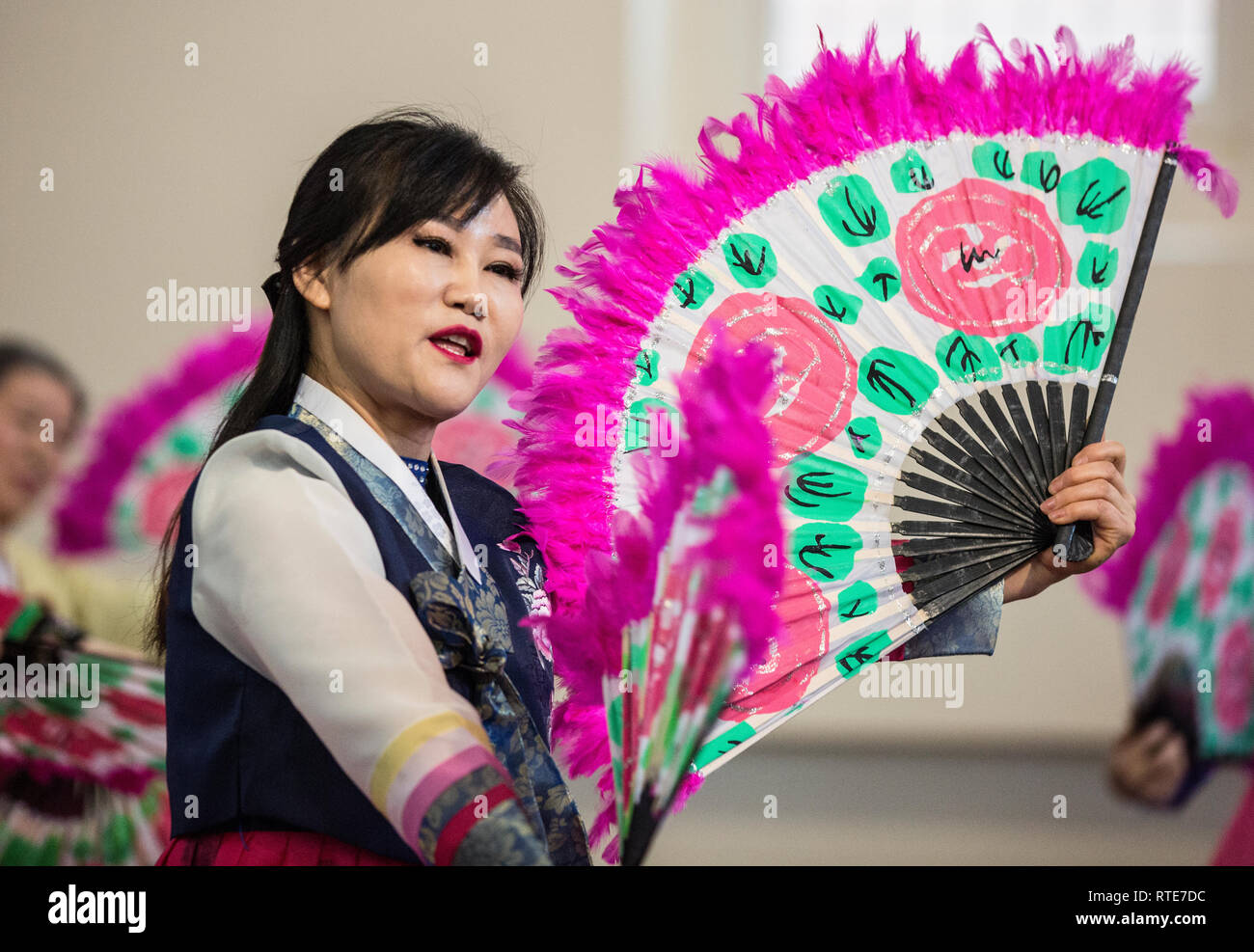 Londres, Royaume-Uni. 1er mars 2019. Le nord et le sud-coréen Mesdames effectuer la Buchaechum également appelée danse du ventilateur sur la journée Corée commémore le 100e anniversaire de l'indépendance 1er mars mouvement. New Malden Methodist Church, Londres, Angleterre, Royaume-Uni Crédit : Jeff Gilbert/Alamy Live News Banque D'Images