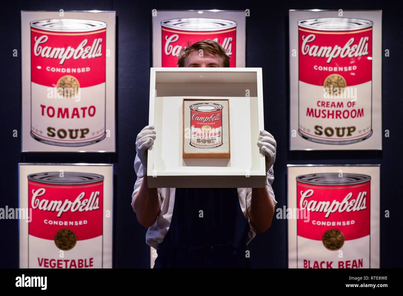 Londres, Royaume-Uni. 1er mars 2019. Un manutentionnaire est titulaire d'Andy Warhol 'Little Campbell's Soup Can' Estimation £1 500 000- 2 000 000. Contexte Andy Warhol Campbell Soup JE Estimation £300 000- 400 000. La vente est le 5 mars . Credit : claire doherty/Alamy Live News Banque D'Images