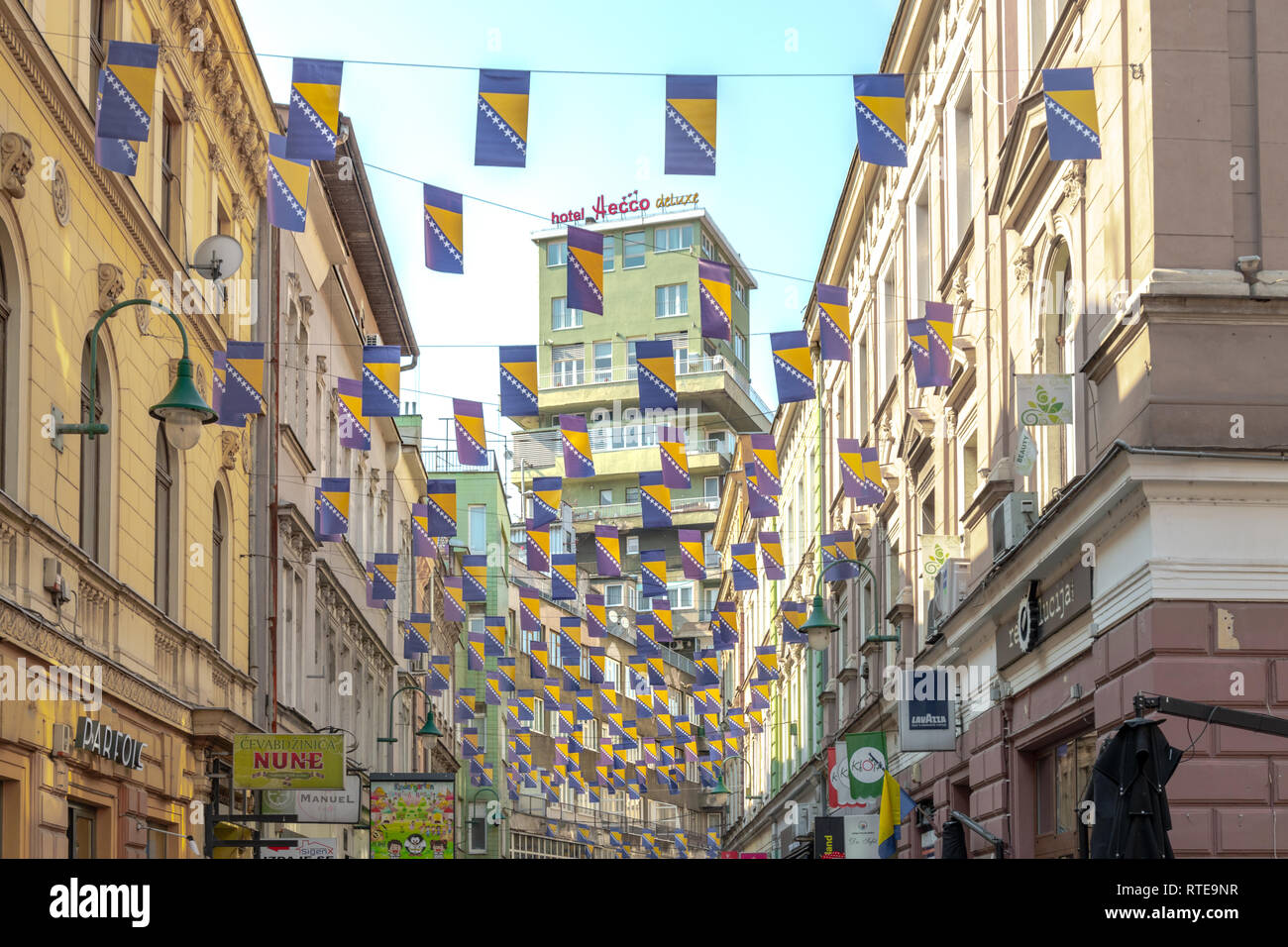 Sarajevo, Bosnie-et-Herzégovine. 1er mars 2019. . Des milliers de drapeaux de Bosnie sur la rue Ferhadija pour l'indépendance Jour Crédit : Vedad Ceric/Alamy Live News Banque D'Images