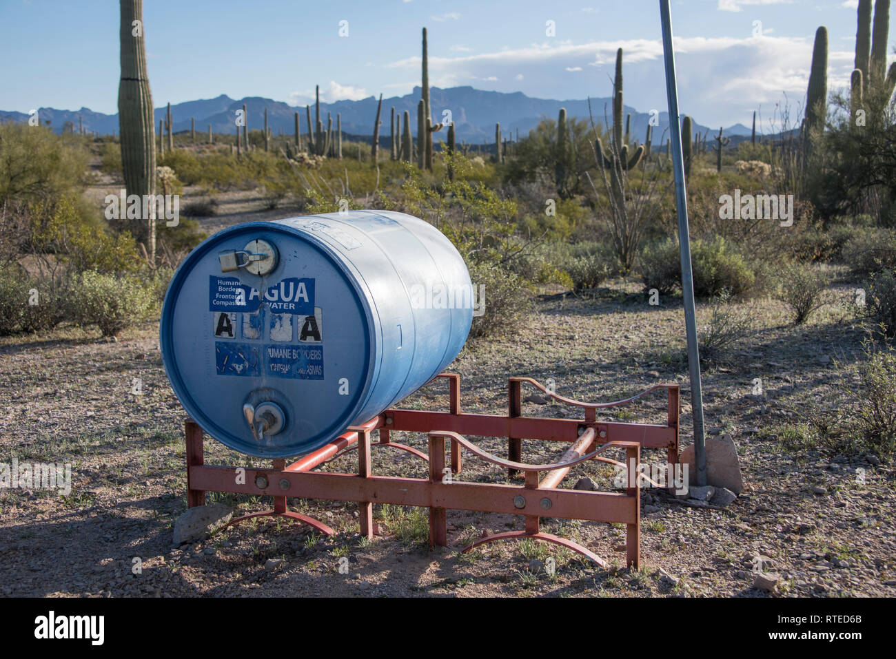 La gare d'eau d'urgence pour les immigrants illégaux sur tuyau d'Orgue Cactus National Monument, sur la frontière avec le Mexique, le centre-sud de l'Arizona Banque D'Images