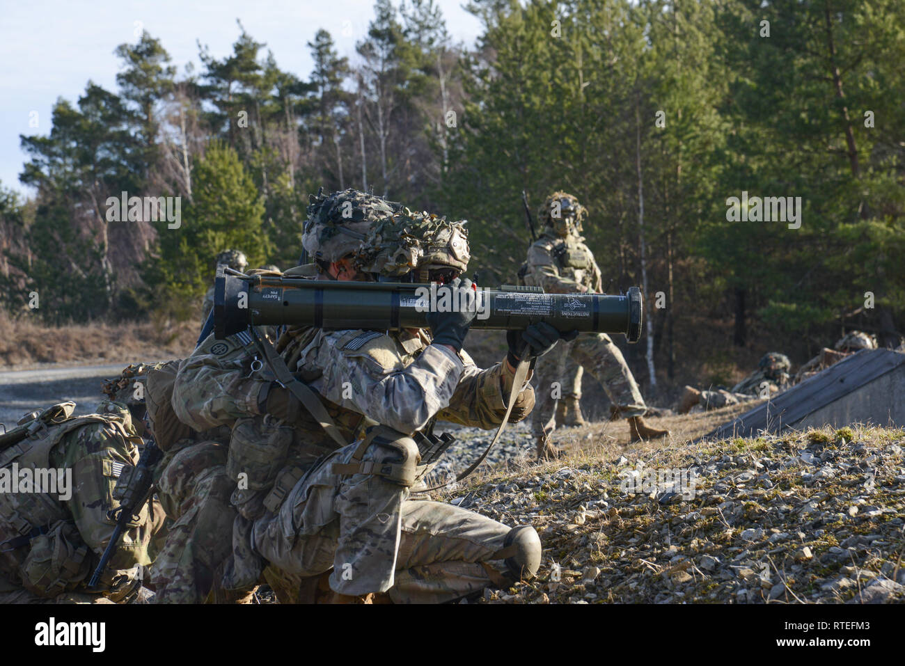Un soldat américain affecté au 2e bataillon du 503e Régiment d'infanterie, 173e Brigade aéroportée, les incendies à l'4 Rocket Launcher pendant un exercice de tir réel squad à la 7e formation de l'Armée de la commande Zone d'entraînement Grafenwoehr, Grafenwoehr, Allemagne, 26 février 2019. (U.S. Photo de l'armée par la FPC. Denice Lopez) Banque D'Images