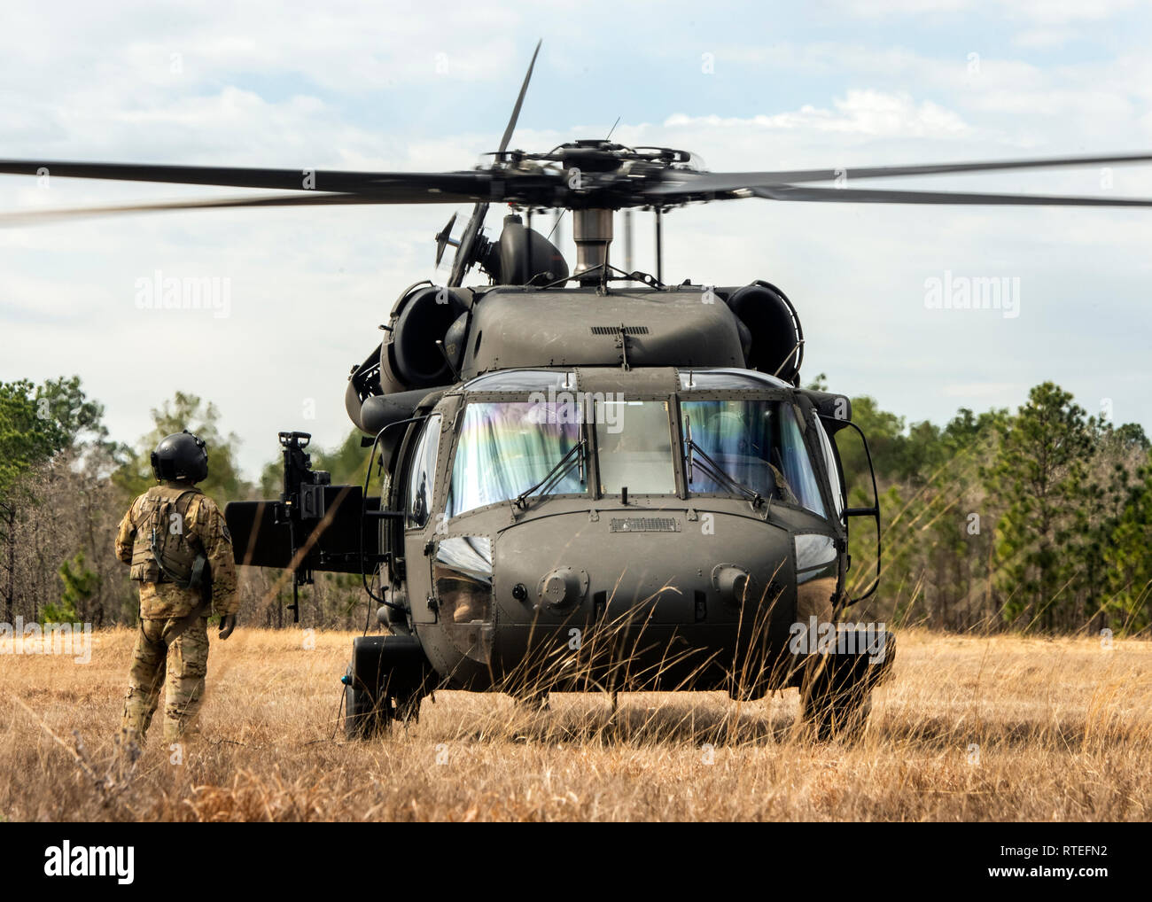 L'ARMÉE AMÉRICAINE UN UH-60 Black Hawk attribué à 1-111ème bataillon de l'aviation d'appui général, 59e troupe de l'Aviation, commande la garde nationale de Caroline du Sud s'apprête à quitter Poinsett portée de combat électronique à Sumter, Caroline du Sud, février 2019.26 L'unité a effectué des opérations de tir aérien, afin de maintenir vos compétences dans le M240B et M240H machine gun. (U.S. La Garde nationale de l'armée photo par le Sgt. Brian Calhoun, South Carolina National Guard/108e Détachement des affaires publiques) Banque D'Images