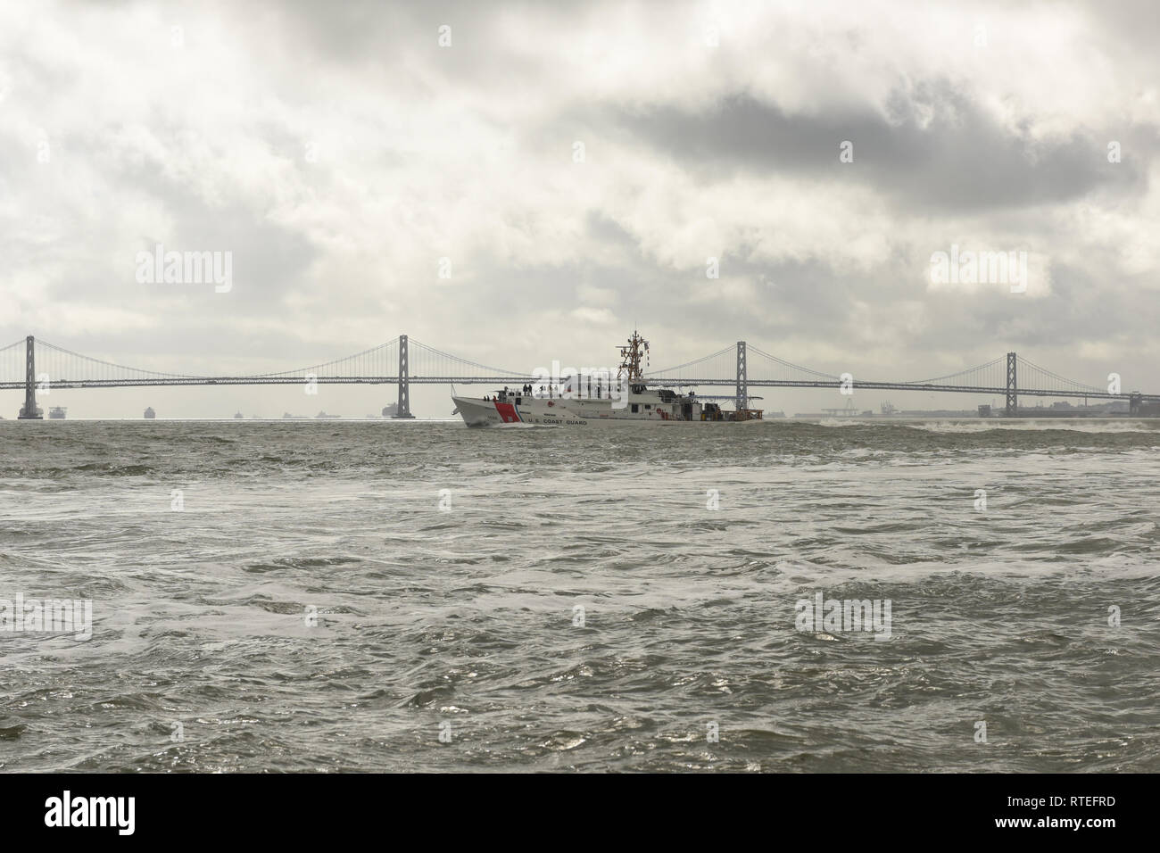 Garde-côte de Robert Ward, une réponse rapide de la classe Sentinelle Cutter, homeported à base de la Garde côtière canadienne Los Angeles-Long Beach, démontre sa manœuvrabilité dans la baie de San Francisco, le 27 février, 2019. Le Robert Ward est le plus récent de la Garde côtière canadienne à être stationnés en Californie et fournira des ressources supplémentaires pour la Garde côtière canadienne à l'intervention d'urgence, la contrebande maritime, la sécurité maritime, la protection, la recherche et le sauvetage et la sécurité des ports. (U.S. Photo de la Garde côtière canadienne par le maître de 3e classe DeVonte moelle) Banque D'Images