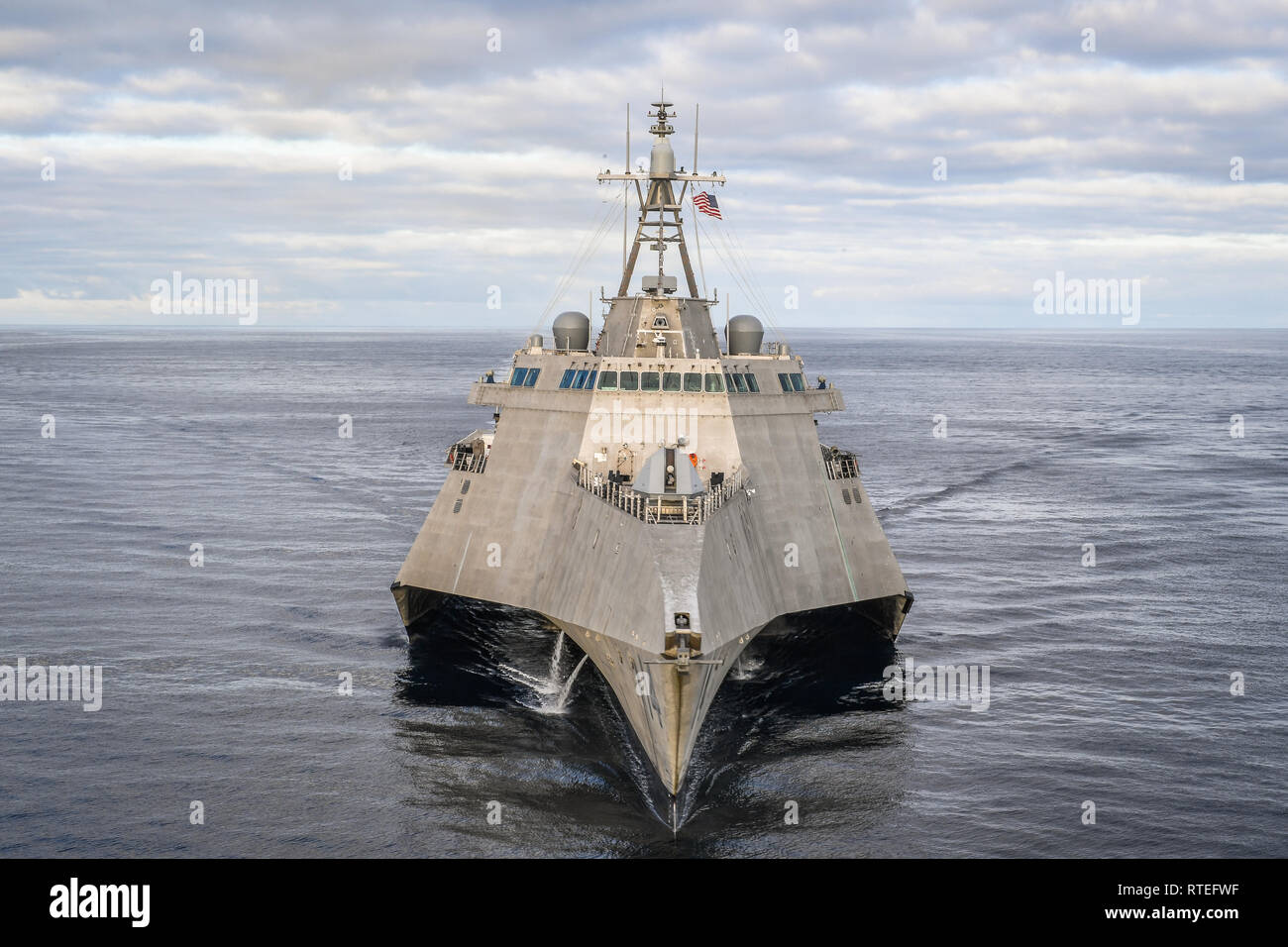 190227-N-FC670-1454 de l'OCÉAN PACIFIQUE (fév. 27, 2019) l'indépendance la variante de combat littoral USS Manchester (LCS 14) navigue dans le Pacifique Est. LCS sont la grande vitesse, agilité, leur faible tirant d'eau, axée sur la mission de combat de surface conçu pour des opérations dans l'environnement littoral, encore pleinement capable d'ouvrir les opérations de l'océan. Dans le cadre de la flotte de surface, LCS a la capacité de parer et de devancer l'évolution des menaces de façon indépendante ou au sein d'un réseau de combat de surface. (U.S. Photo par marine Spécialiste de la communication de masse en chef Shannon Renfroe/libérés) Banque D'Images