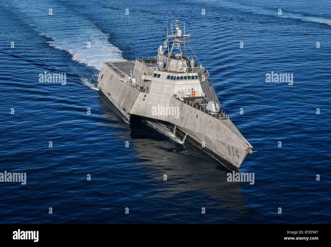 190227-N-FC670-1458 de l'OCÉAN PACIFIQUE (fév. 27, 2019) l'indépendance la variante de combat littoral USS Manchester (LCS 14) navigue dans le Pacifique Est. LCS sont la grande vitesse, agilité, leur faible tirant d'eau, axée sur la mission de combat de surface conçu pour des opérations dans l'environnement littoral, encore pleinement capable d'ouvrir les opérations de l'océan. Dans le cadre de la flotte de surface, LCS a la capacité de parer et de devancer l'évolution des menaces de façon indépendante ou au sein d'un réseau de combat de surface. (U.S. Photo par marine Spécialiste de la communication de masse en chef Shannon Renfroe/libérés) Banque D'Images