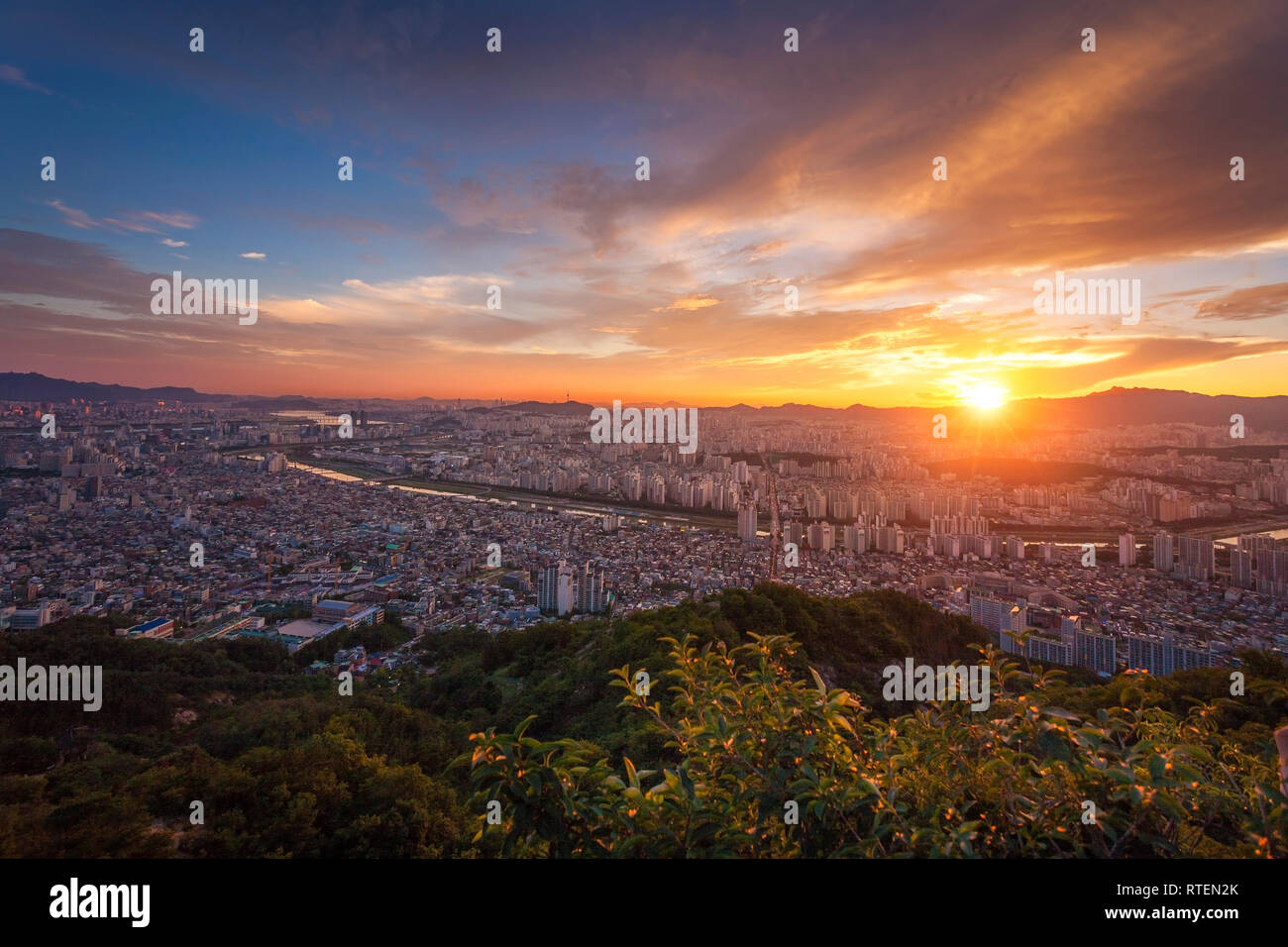 Centre-ville de Séoul dans le magnifique coucher de soleil avec des gratte-ciel et Tour de Séoul, Corée du Sud. Banque D'Images