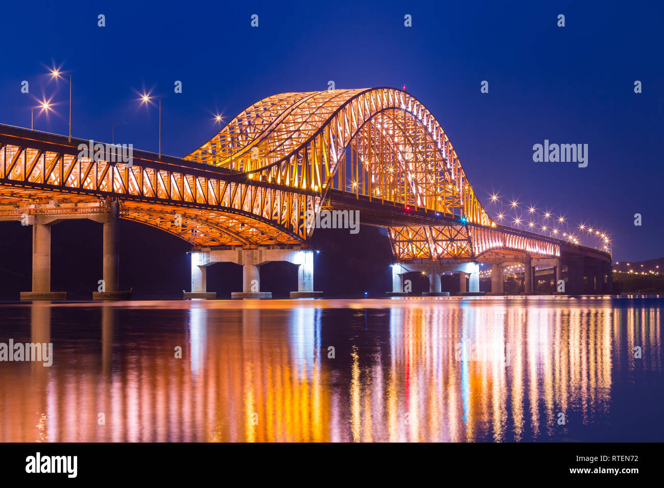 Pont de Séoul pont Banghwa magnifique fleuve Han la nuit, Séoul, Corée du Sud. Banque D'Images