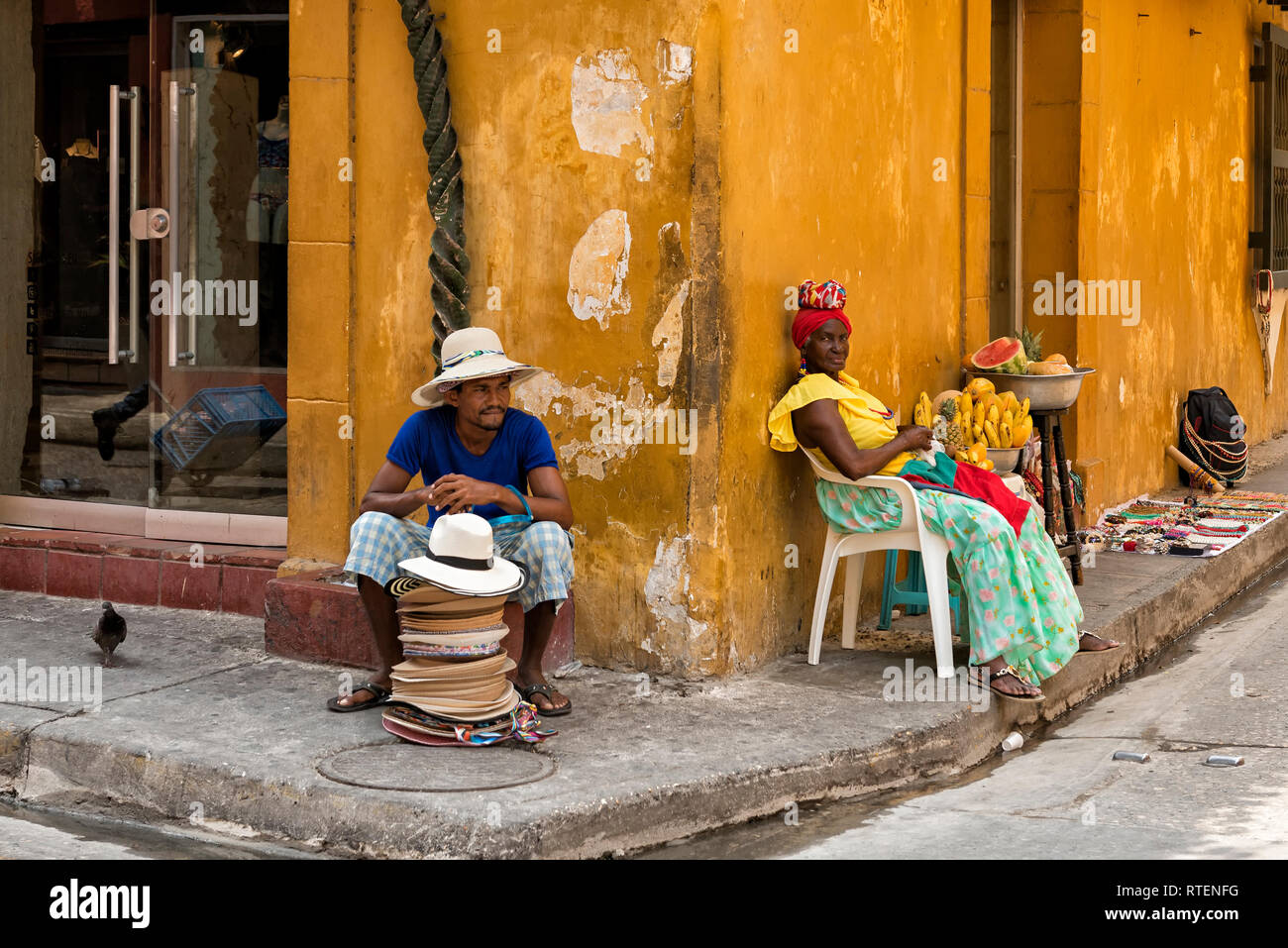 Homme Femme chapeaux et vente de fruits vente à Carthagène, Colombie Banque D'Images