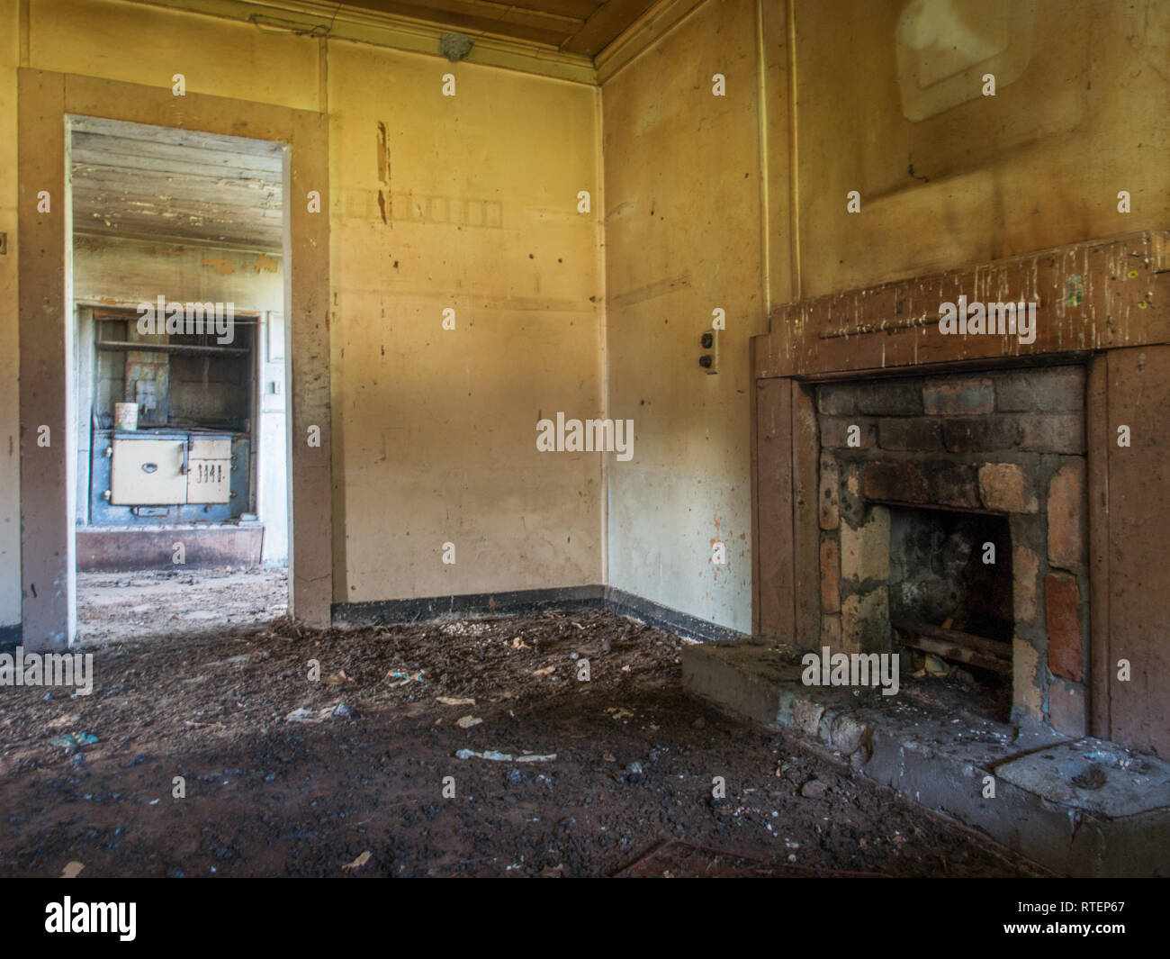 Cheminée et poêle à bois, maison abandonnée, Endeans Mill, Waimiha Sawmilling, Ongarue, King Country, Nouvelle-Zélande Banque D'Images