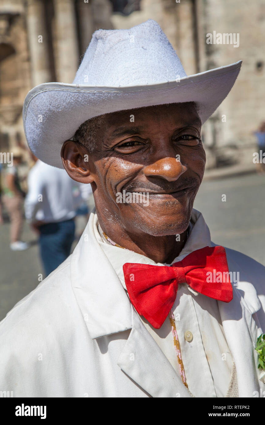 La Havane, Cuba - 24 janvier 2013 : Portraits de cubains en vêtements  traditionnels. Un vieil homme cubain dans un costume blanc et un nœud  Papillon rouge Photo Stock - Alamy