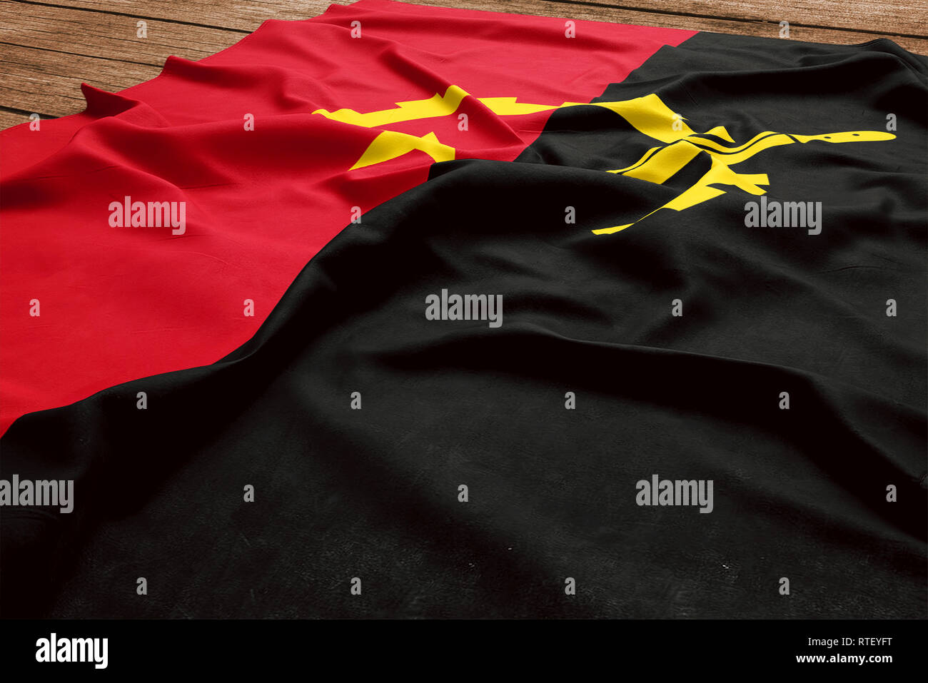 Pavillon de l'Angola sur un bureau en bois. Drapeau angolais soie vue d'en haut. Banque D'Images