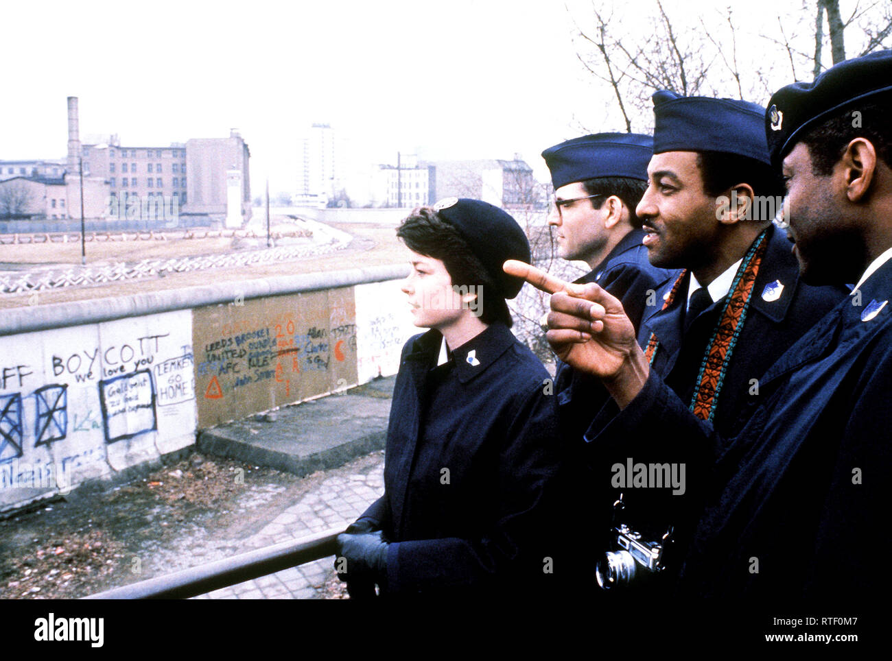 2/9/1982 - Au cours d'une visite, United States Air Forces in Europe aviateurs exceptionnels de l'année de regarder par dessus le mur de Berlin à Berlin Est. Banque D'Images