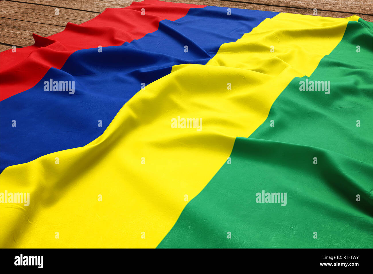 Pavillon de l'Ile Maurice sur un bureau en bois. Drapeau mauricien soie vue d'en haut. Banque D'Images