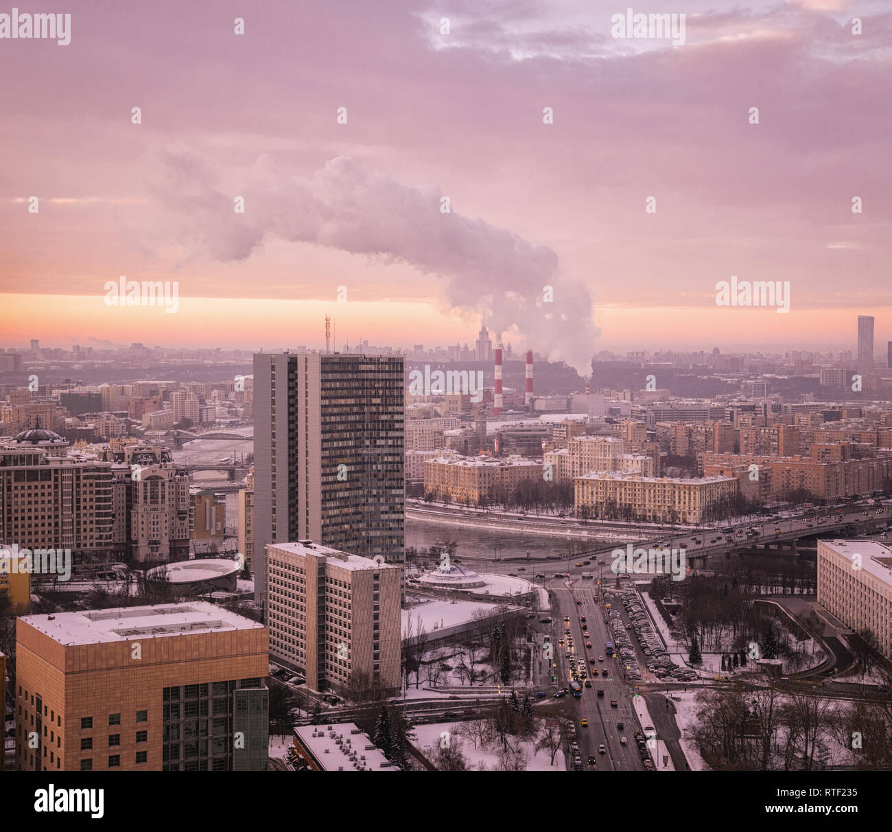 Moscou, Russie - 9 janvier 2019 : vue sur le bâtiment du Gouvernement de Moscou (ancien bâtiment du Comecon) et de Russie (Svobodnoy carrés Banque D'Images