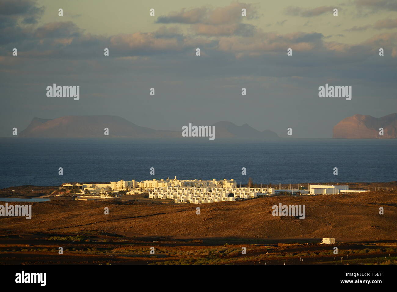 Blick auf den Club La Santa, le Sporthotel, La Santa, Im Hintergrund die Insel La Graciosa, Lanzarote, Kanarische Inseln Banque D'Images