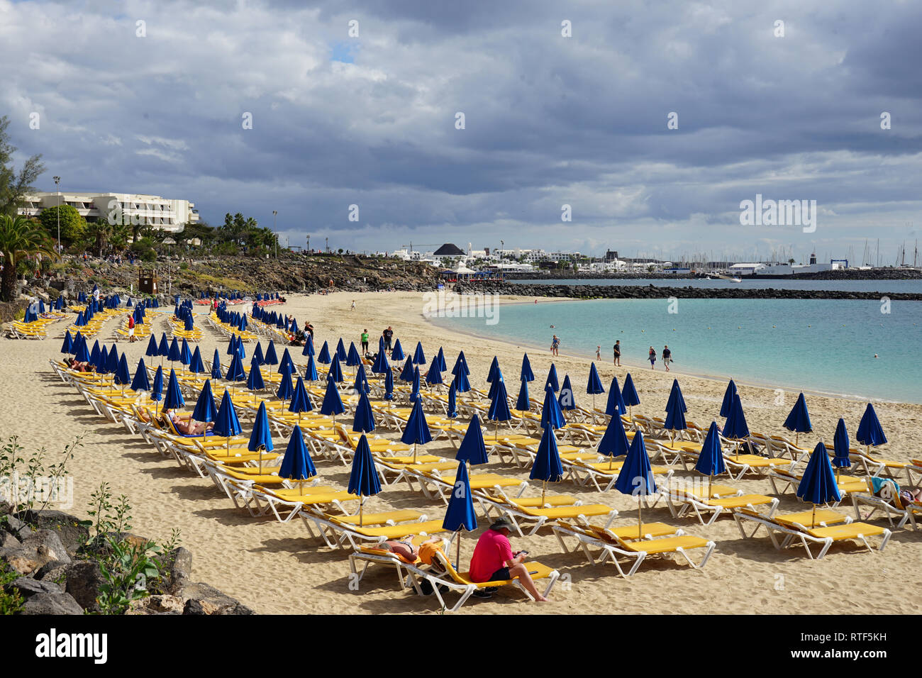 Strand à Playa Blanca, Liegen und Sonnenschirme, Lanzarote, Kanarische Inseln Banque D'Images
