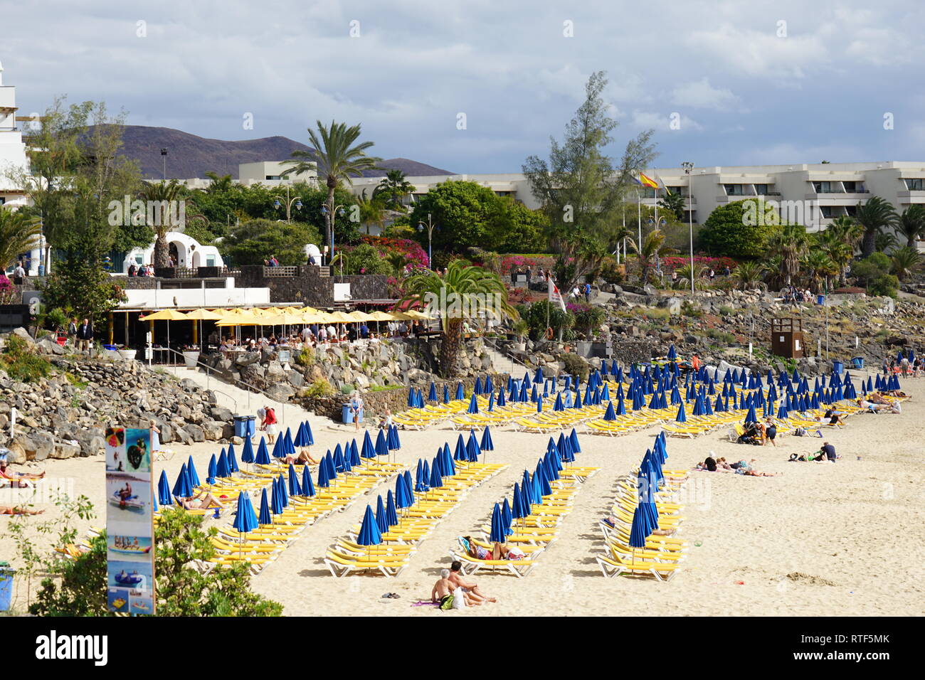 Strand à Playa Blanca, Liegen und Sonnenschirme, Lanzarote, Kanarische Inseln Banque D'Images