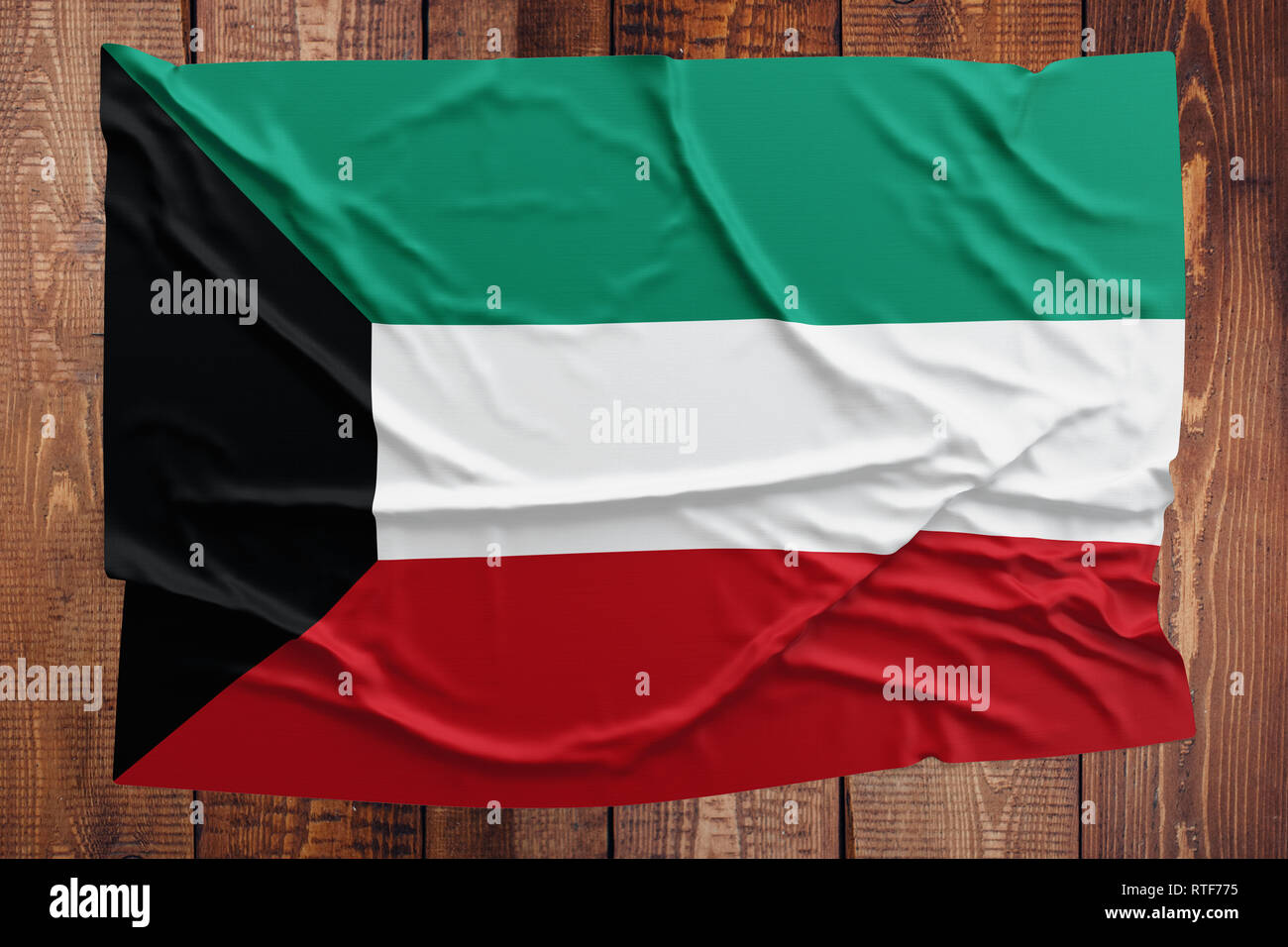 Pavillon du Koweït sur une table en bois. Froissé drapeaux koweïtiens vue d'en haut. Banque D'Images