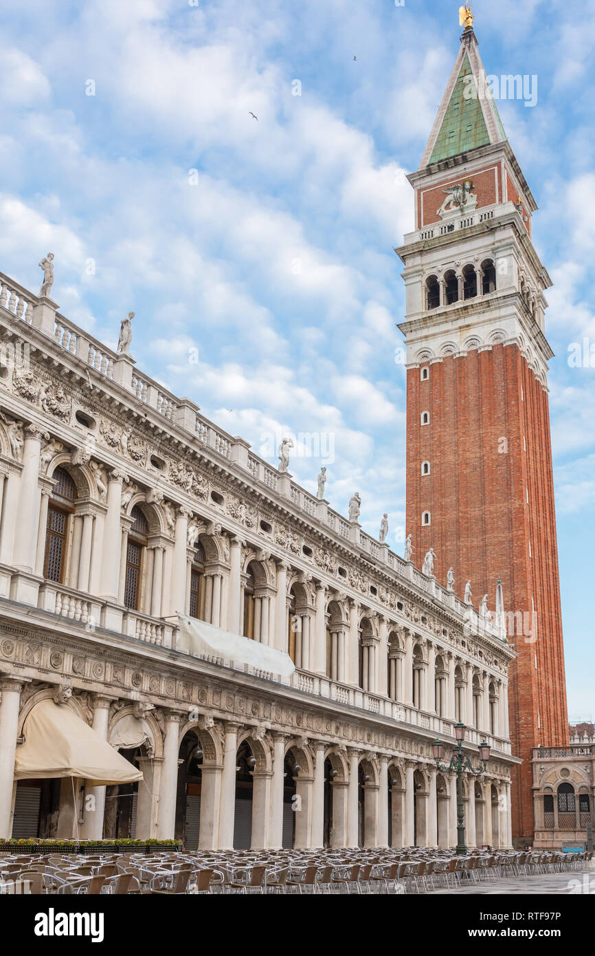 Café en plein air et Bibliothèque Marciana à la place San Marco à Venise, Italie Banque D'Images