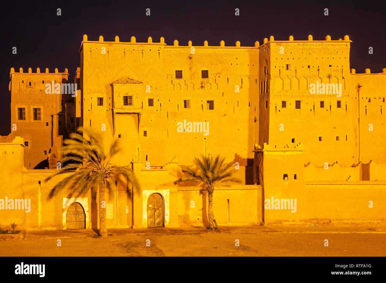 Kasbah de Taourirt illuminée la nuit, Ouarzazate, Maroc Banque D'Images