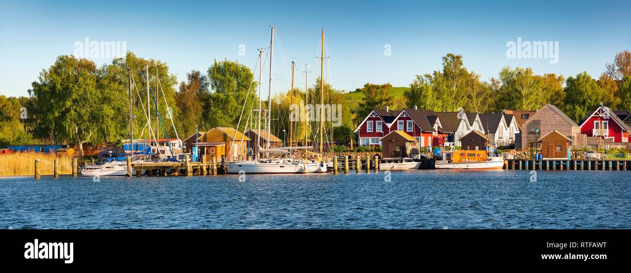 Quai avec des bateaux à voile et maisons de vacances dans le port de Sassnitz, péninsule Mönchgut, île de Rügen, en mer Baltique Banque D'Images