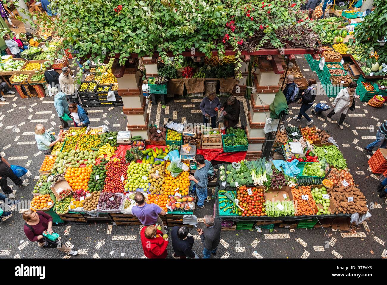 Stands de fruits et légumes à partir de ci-dessus, halle, Funchal, Madeira, Portugal Banque D'Images