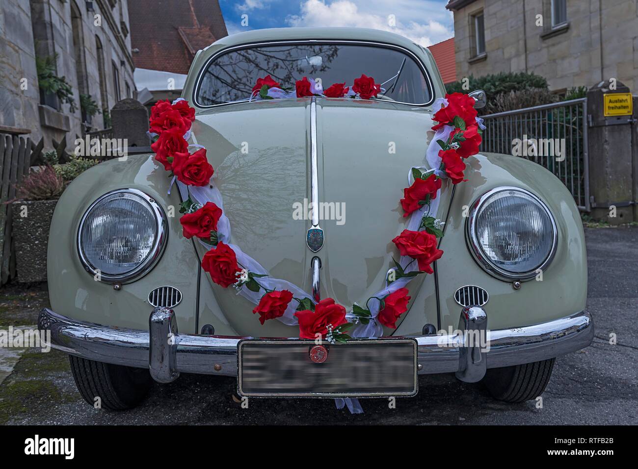 Oldtimer, VW Coccinelle de 1955 comme voiture de mariage décoré de roses, Bavière, Allemagne Banque D'Images