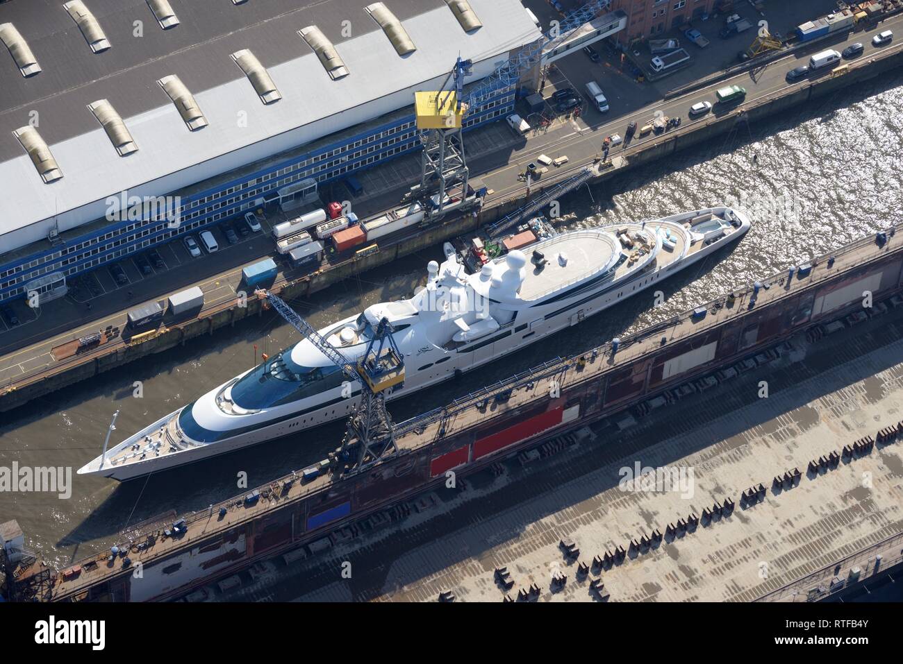 Vue aérienne, Mega-Yacht Yas passe verrouillage sur l'Elbe, Hambourg, Allemagne Banque D'Images