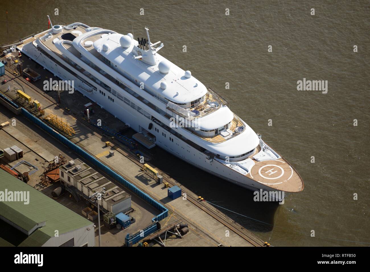 Vue aérienne, Mega-Yacht Golden Odyssey à l'amarrage, le port de Hambourg, Hambourg, Allemagne Banque D'Images