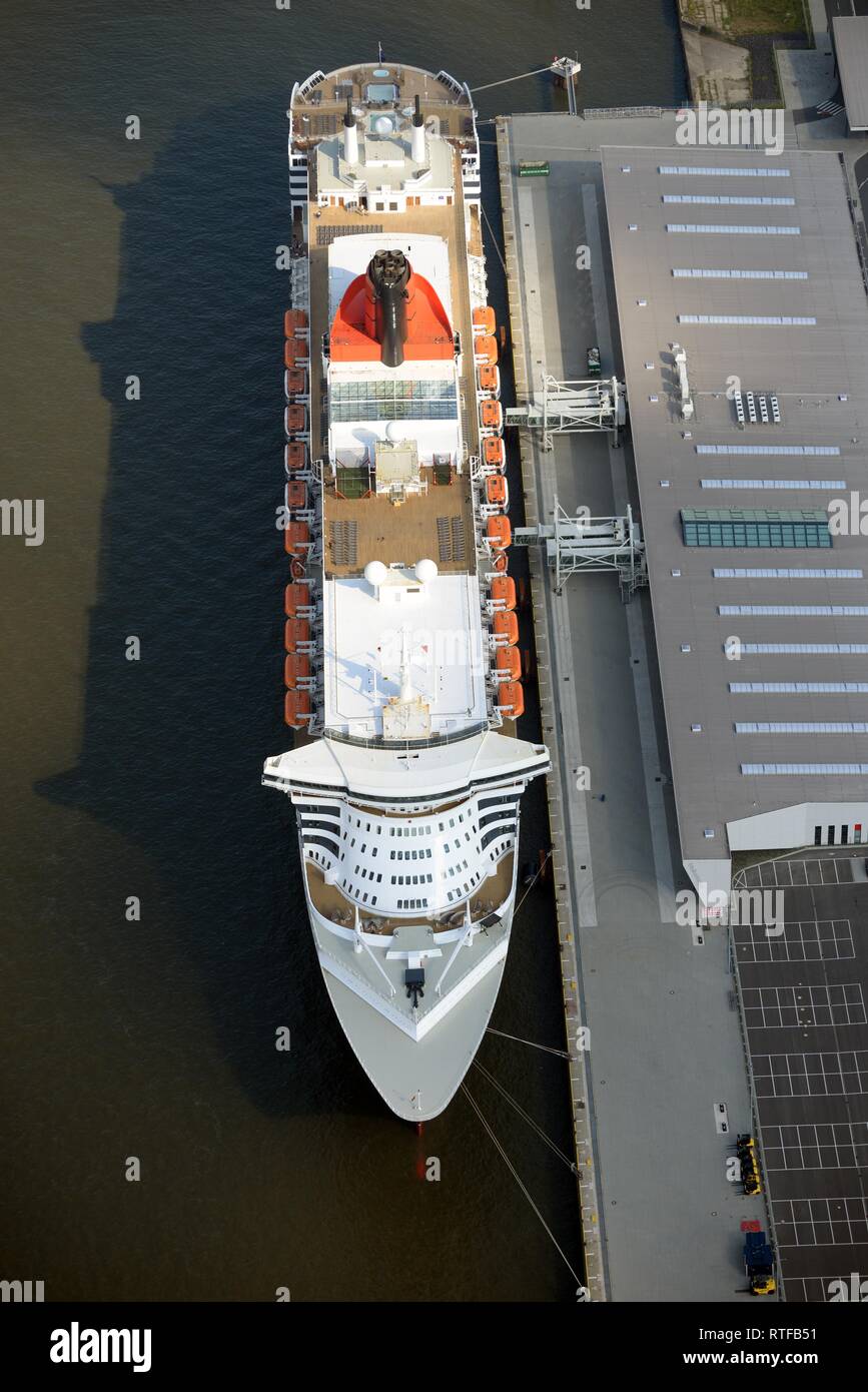 Vue aérienne, Queen Mary 2 au débarcadère, Hambourg, Allemagne Banque D'Images