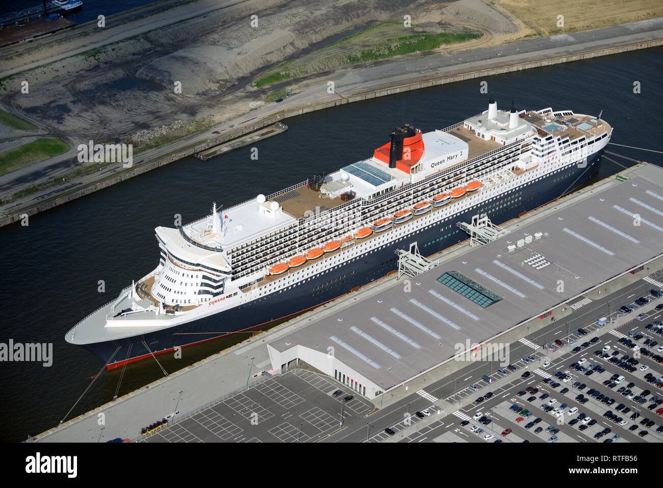 Vue aérienne, Queen Mary 2 au débarcadère, Hambourg, Allemagne Banque D'Images