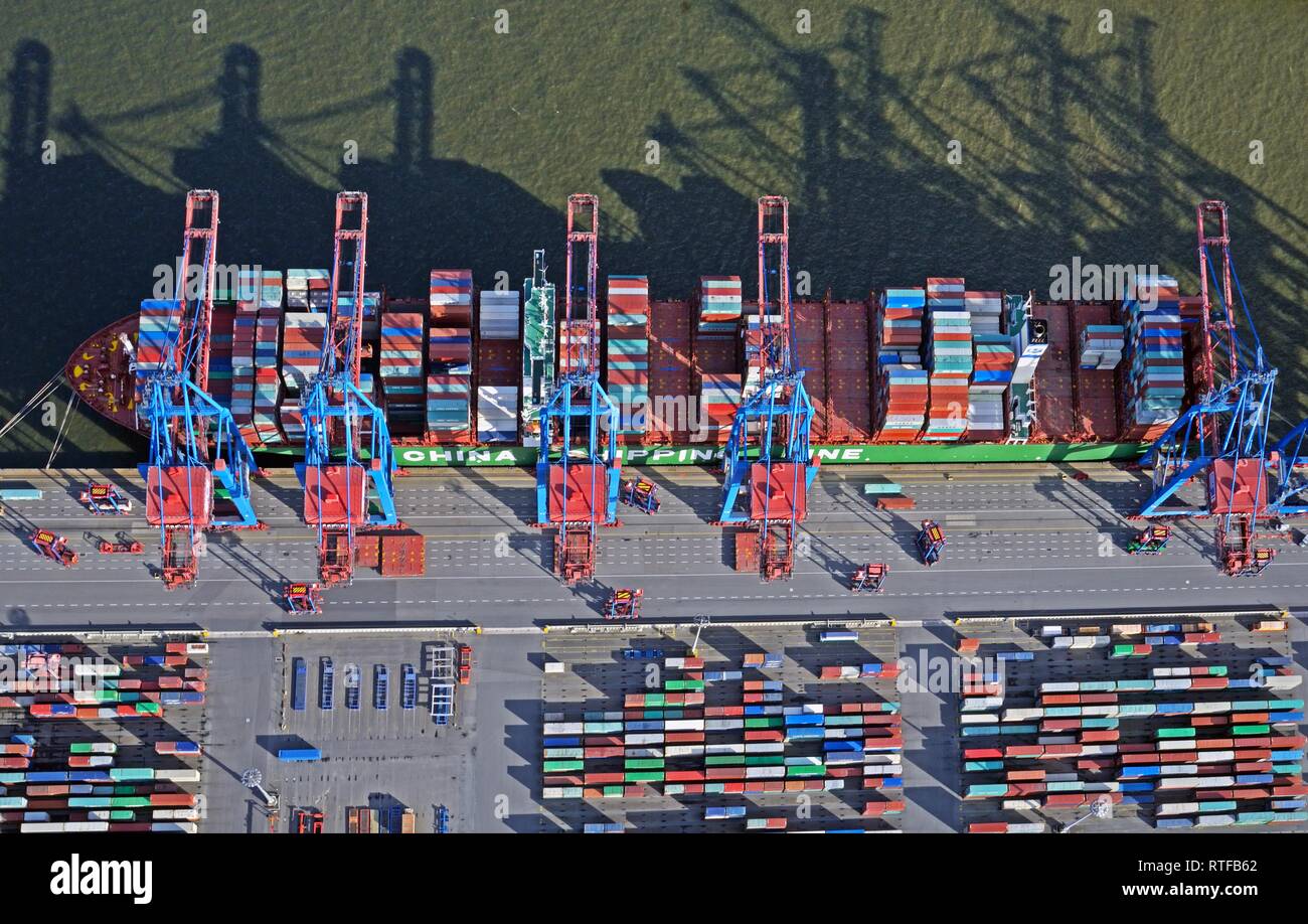 Vue aérienne, porte-conteneurs de la compagnie maritime de la Chine, port à conteneurs, Hambourg, Allemagne Banque D'Images