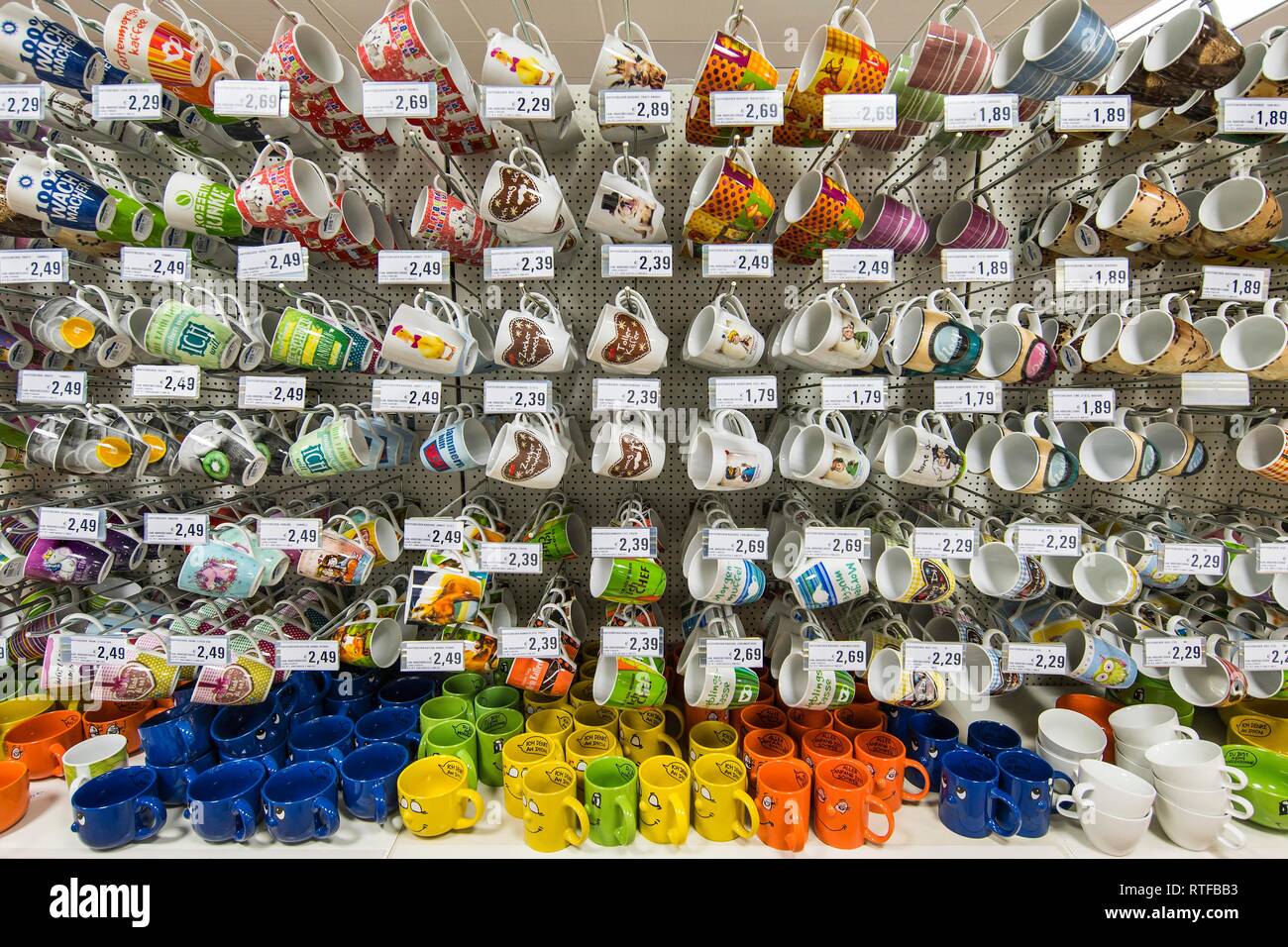 Plusieurs tasses de café dans le supermarché, Munich, Haute-Bavière, Bavière, Allemagne Banque D'Images