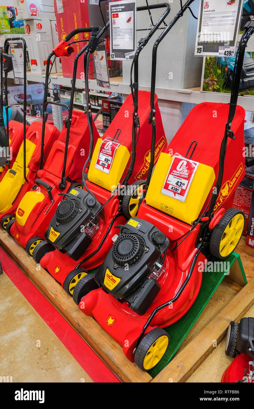 Tondeuse dans le magasin de bricolage, Munich, Haute-Bavière, Bavière,  Allemagne Photo Stock - Alamy