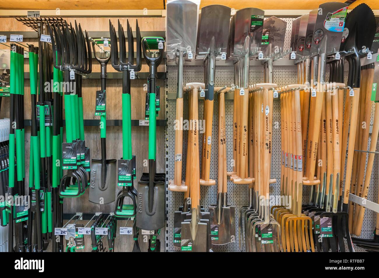Outils de jardin, bêches et fourches dans les magasins de bricolage, Munich, Haute-Bavière, Bavière, Allemagne Banque D'Images