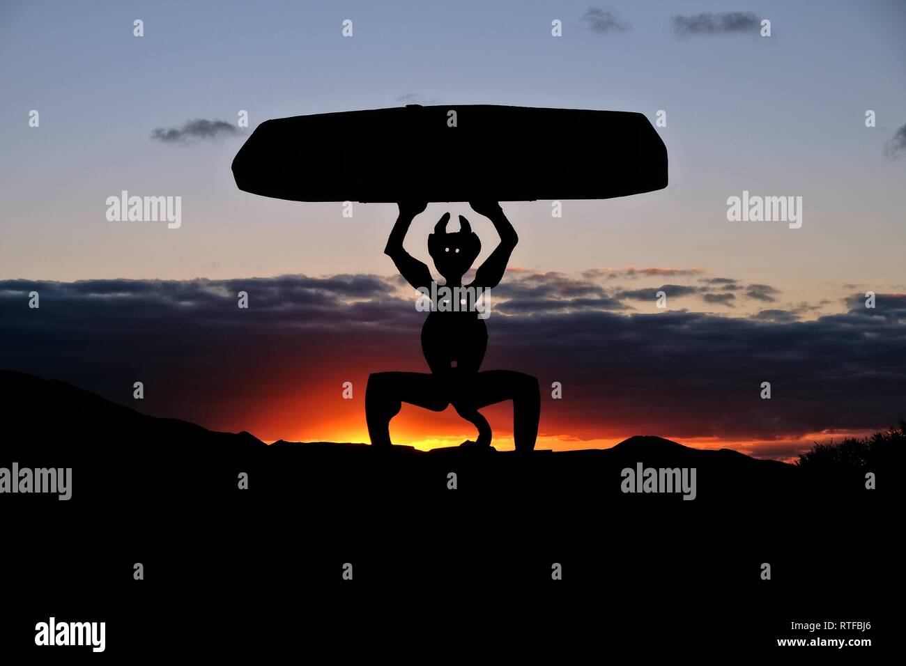 Sculpture en diable, monument de rétroéclairage El Diablo de l'artiste Cesar Manrique au coucher du soleil, le Parc National de Timanfaya, Lanzarote Banque D'Images