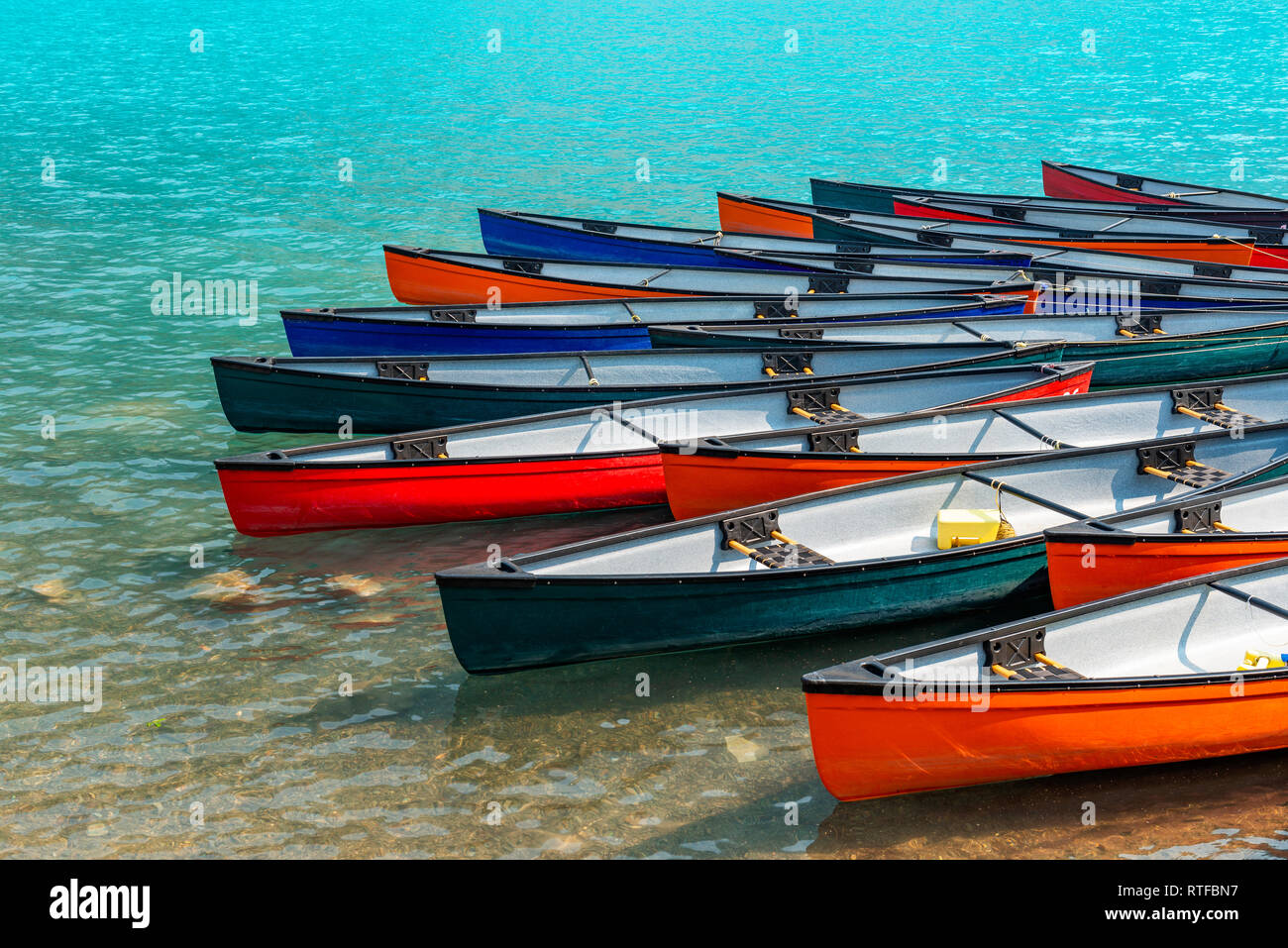 Kayak bateaux à louer sur le lac Moraine situé dans les montagnes Rocheuses, Lake Louise Village, Ten Peaks Valley, Banff National Park, Alberta, Canada. Banque D'Images