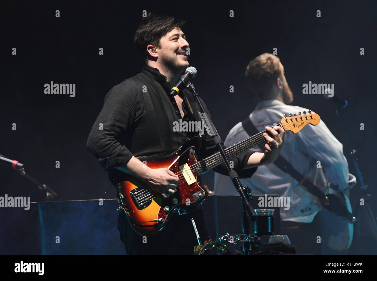 Musicien Marcus Mumford est montré sur scène pendant un concert 'live' apparence avec Mumford & Sons. Banque D'Images