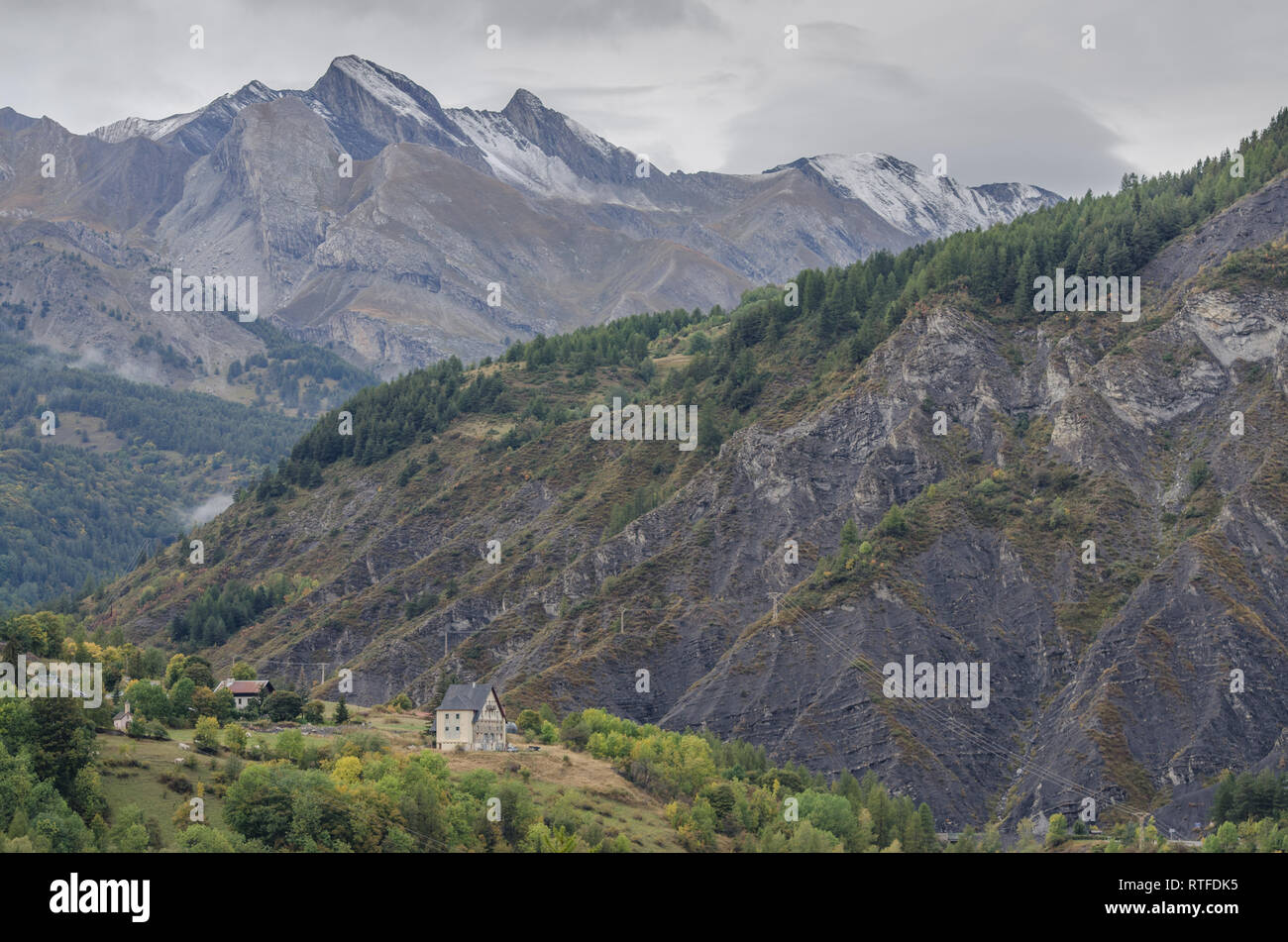 Près de lac d'Allos dans les alpes Banque D'Images