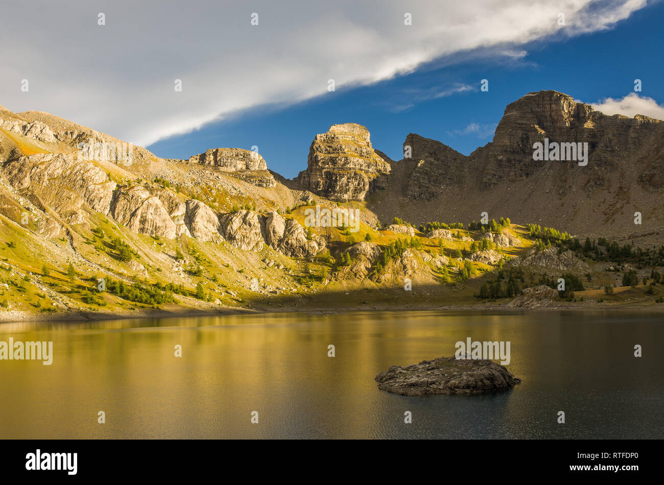 Voir la soirée d'Allos Lake dans les alpes Banque D'Images