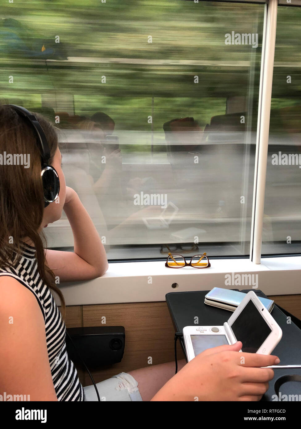 Sur l'adolescence à l'aide de train périphérique de jeu Banque D'Images