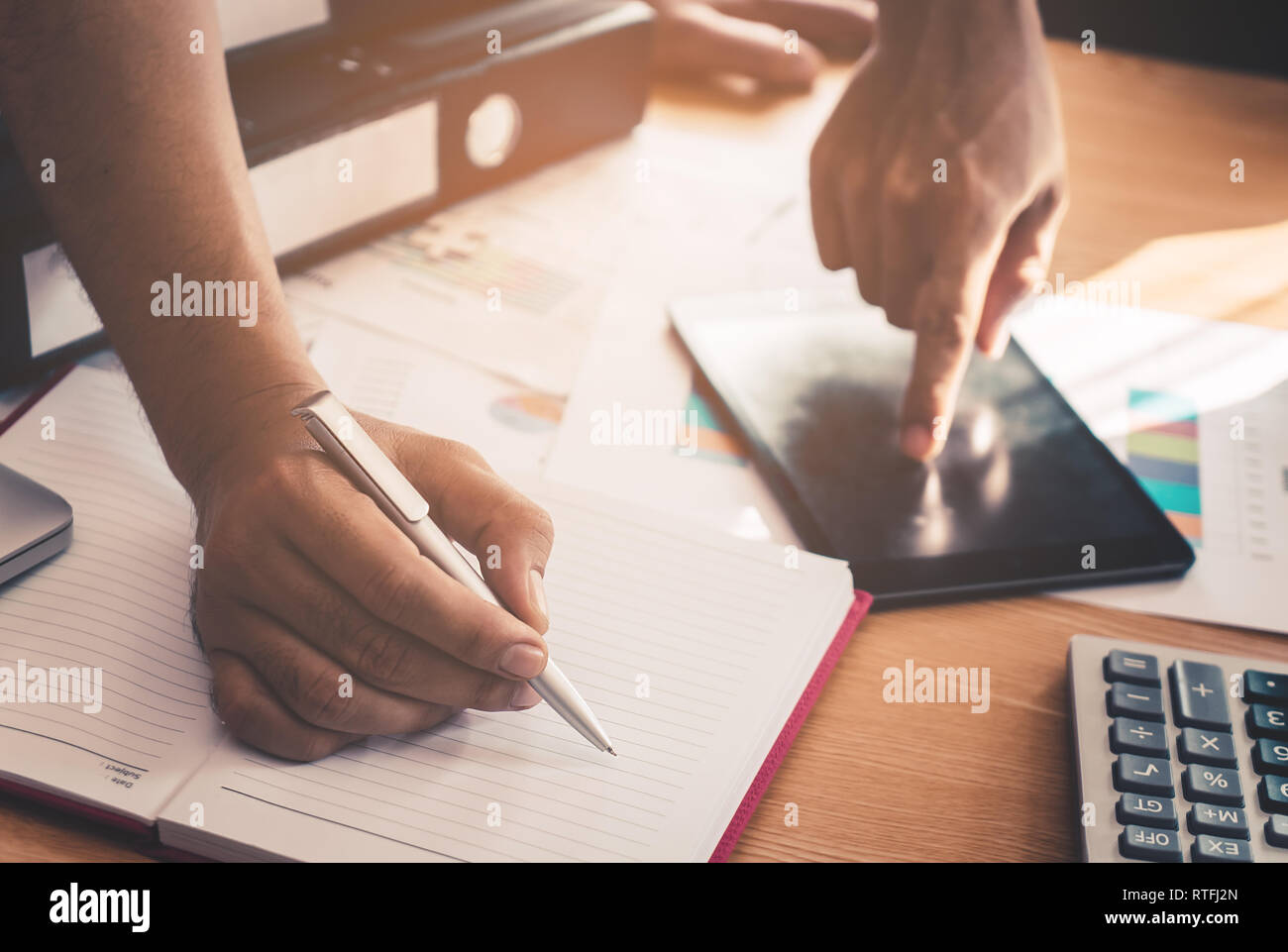 L'homme d'affaires de démarrage occasionnels est écrit remarque sur la base de données sur papaer et tablet in meeting Banque D'Images