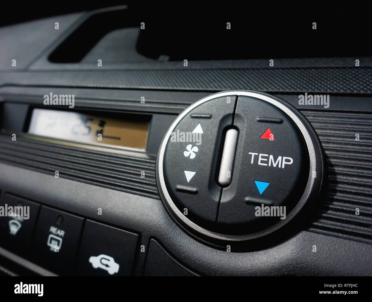 L'appui sur l'interrupteur du ventilateur d'un système de climatisation de voiture Banque D'Images