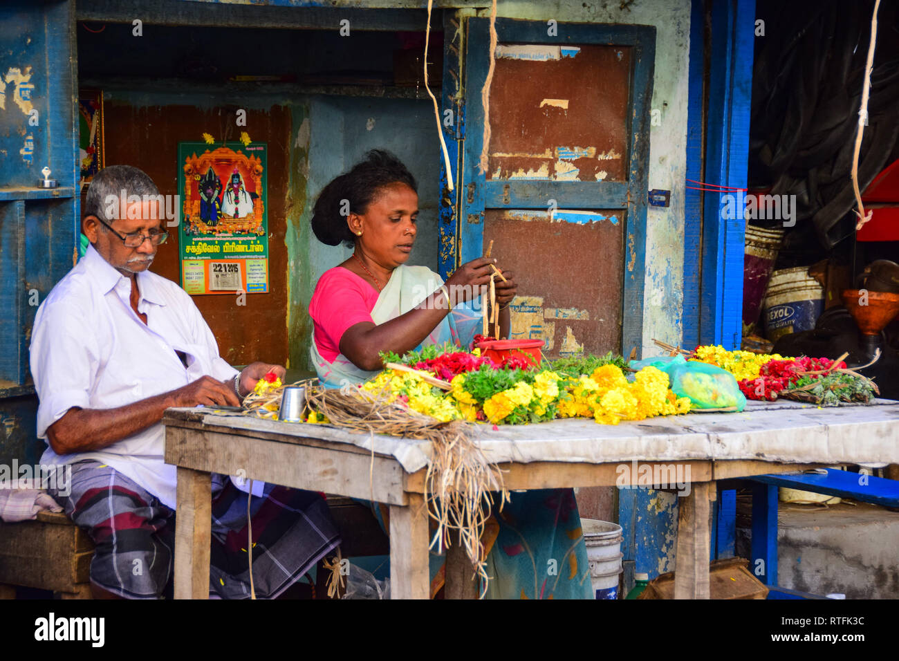 Couple indien l'organisation de la fleur, Madurai, Tamil Nadu, Inde Banque D'Images