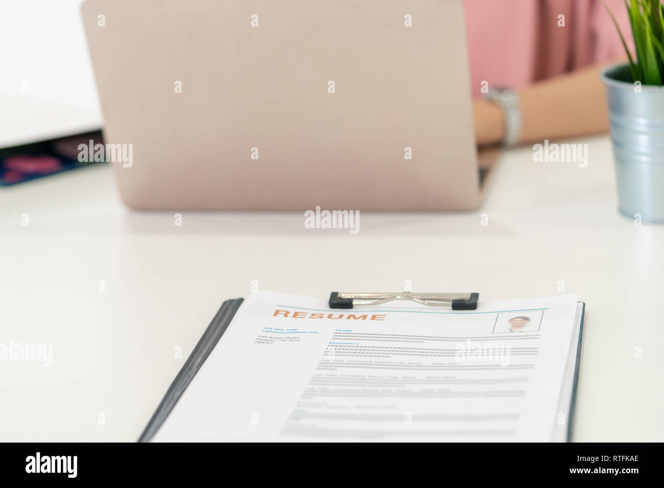 Reprendre l'entrevue d'emploi reposant sur un bureau des RH Banque D'Images