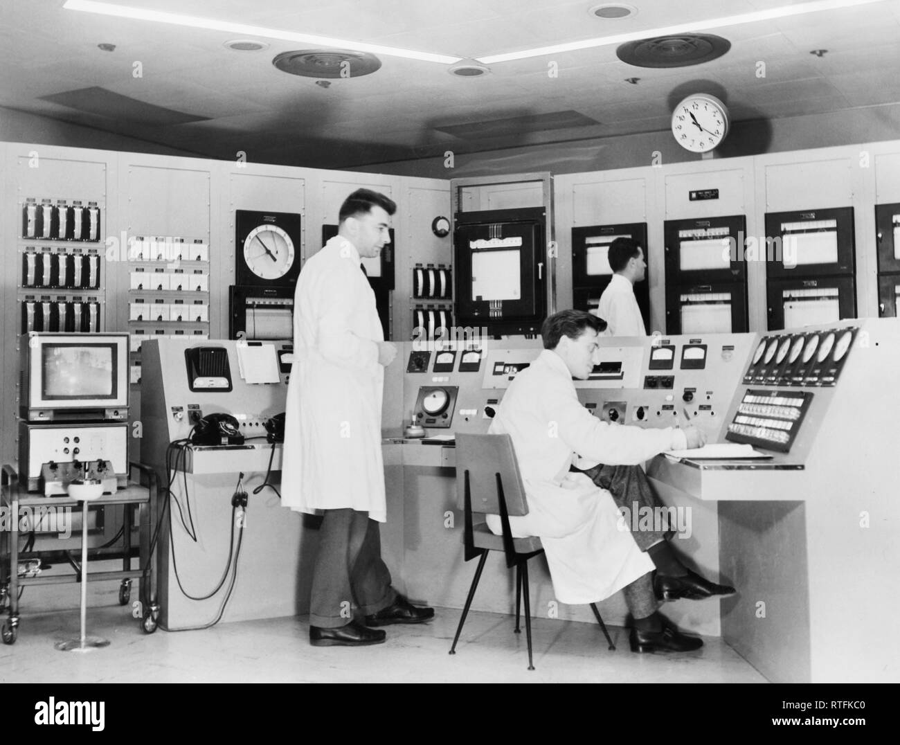 Les techniques nucléaires dans la salle de contrôle, 1959 Banque D'Images