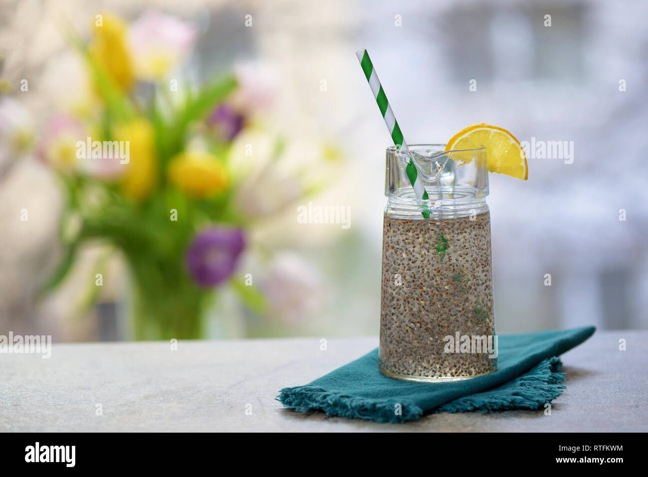 Les graines de Chia dans verre d'eau Banque D'Images
