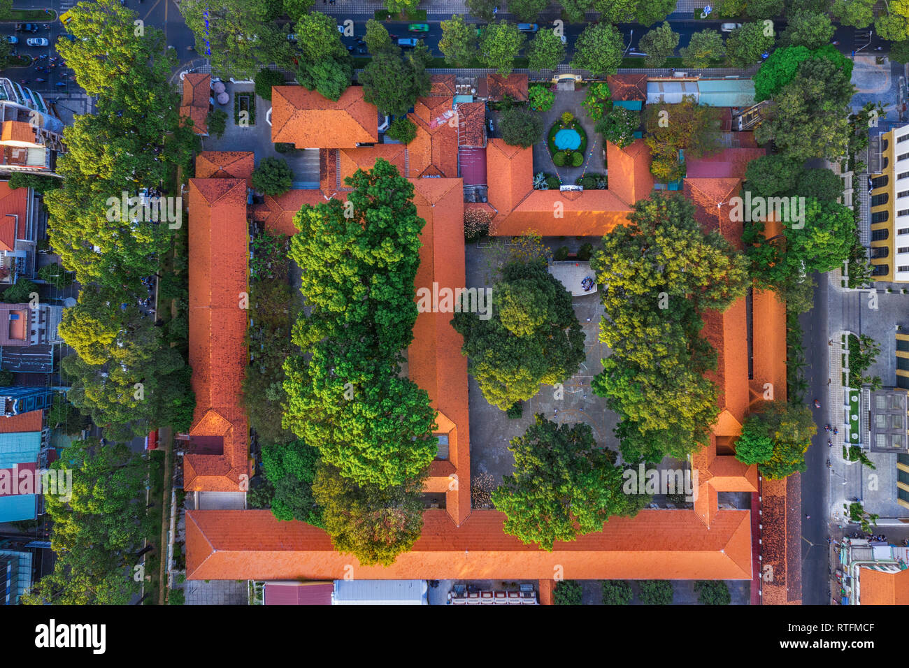 Vue de dessus de l'antenne Le Quy Don l'école, Ho Chi Minh Ville avec le développement des bâtiments, les transports, l'énergie d'infrastructure d'alimentation. Vietnam Banque D'Images