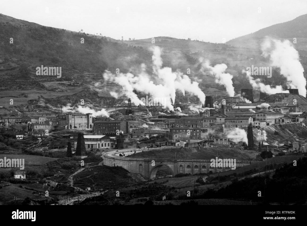 La toscane, larderello, vue sur la ville et les vapeurs blanches, 1920-30 Banque D'Images